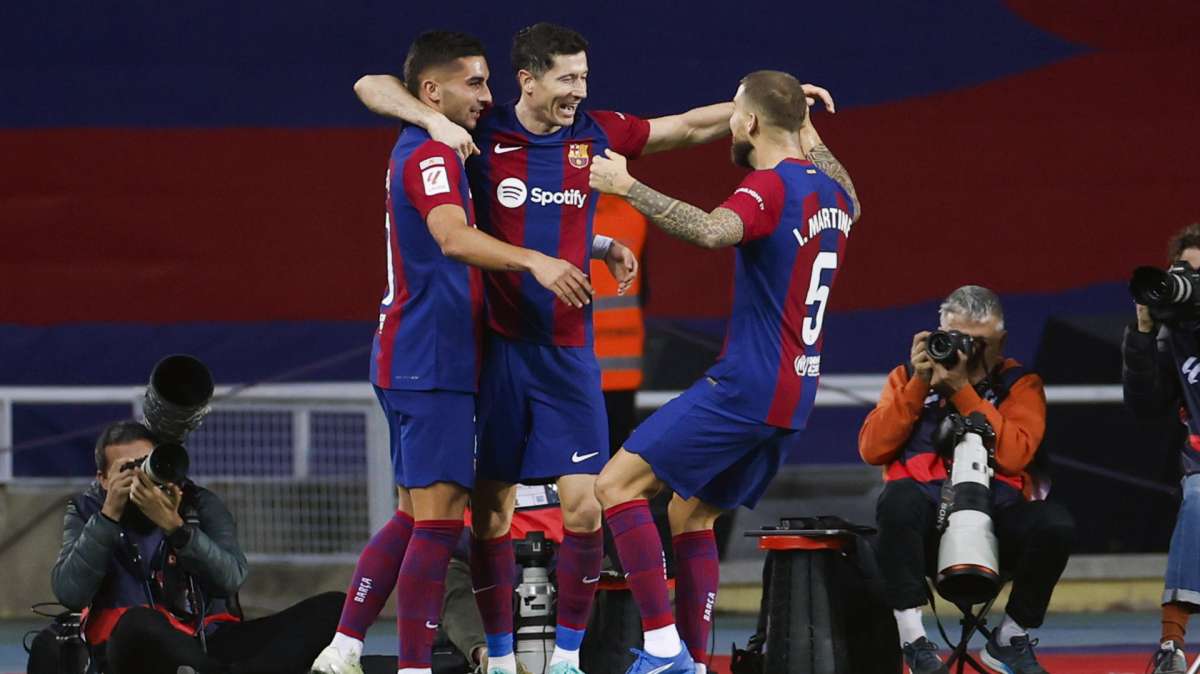 El Barça remonta gracias un doblete de Lewandowski a un aguerrido Alavés en Montjuic