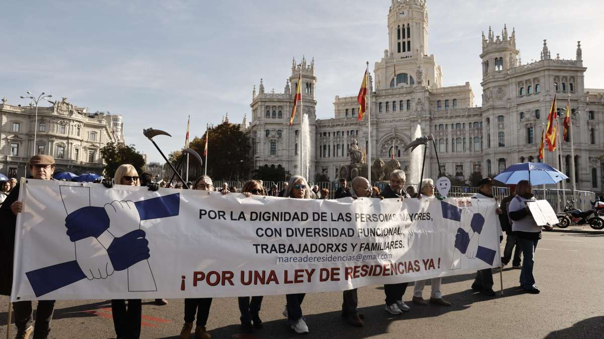 Miles de personas recuerdan en Madrid a los fallecidos en las residencias durante la pandemia
