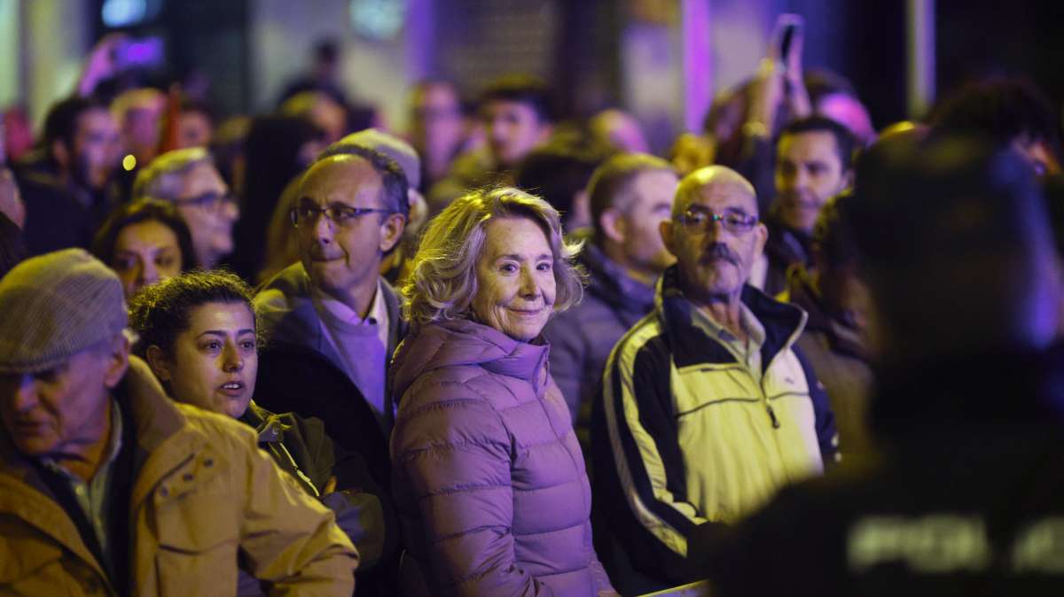Aguirre se suma a la protesta frente a la sede del PSOE y pide un referéndum sobre la amnistía: "Así lo votamos todos los españoles"