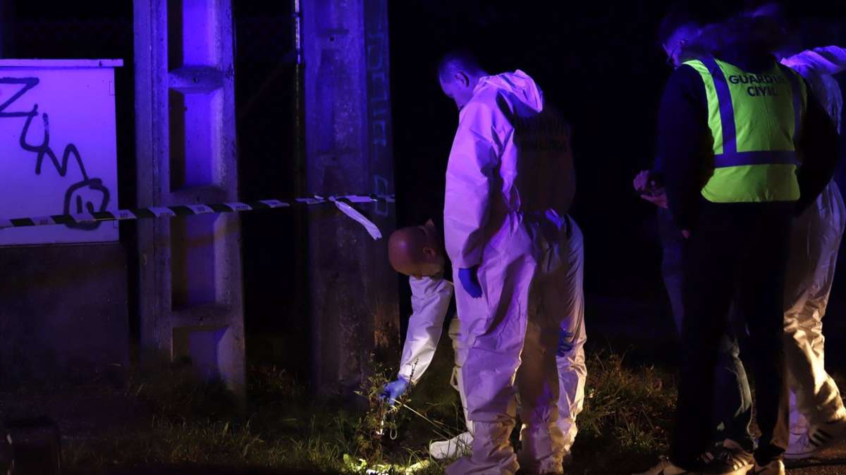 Agentes de la Guardia Civil trabajan en el lugar de O Porriño en el que se encontró el cadáver.