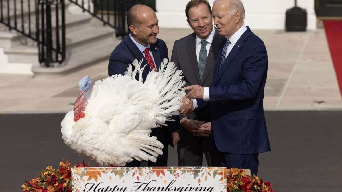 Biden celebra su cumpleaños indultando a dos pavos de Acción de Gracias.