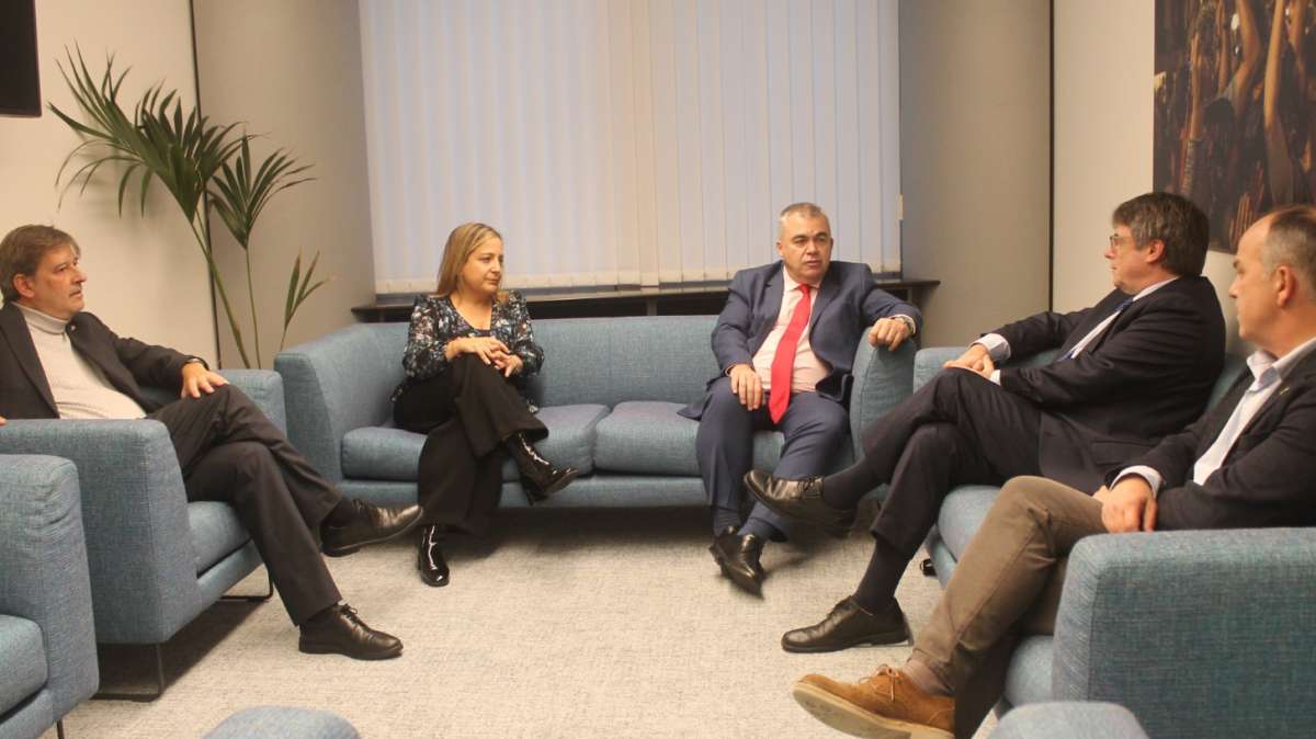 Cerdán y Puigdemont conversan en la reunión que mantuvieron el pasado 30 de octubre.