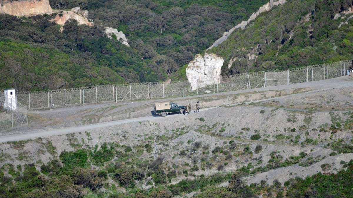 Un vehículo circula por la zona de Sidi Ibrahim, a 14 de abril de 2023, en Ceuta