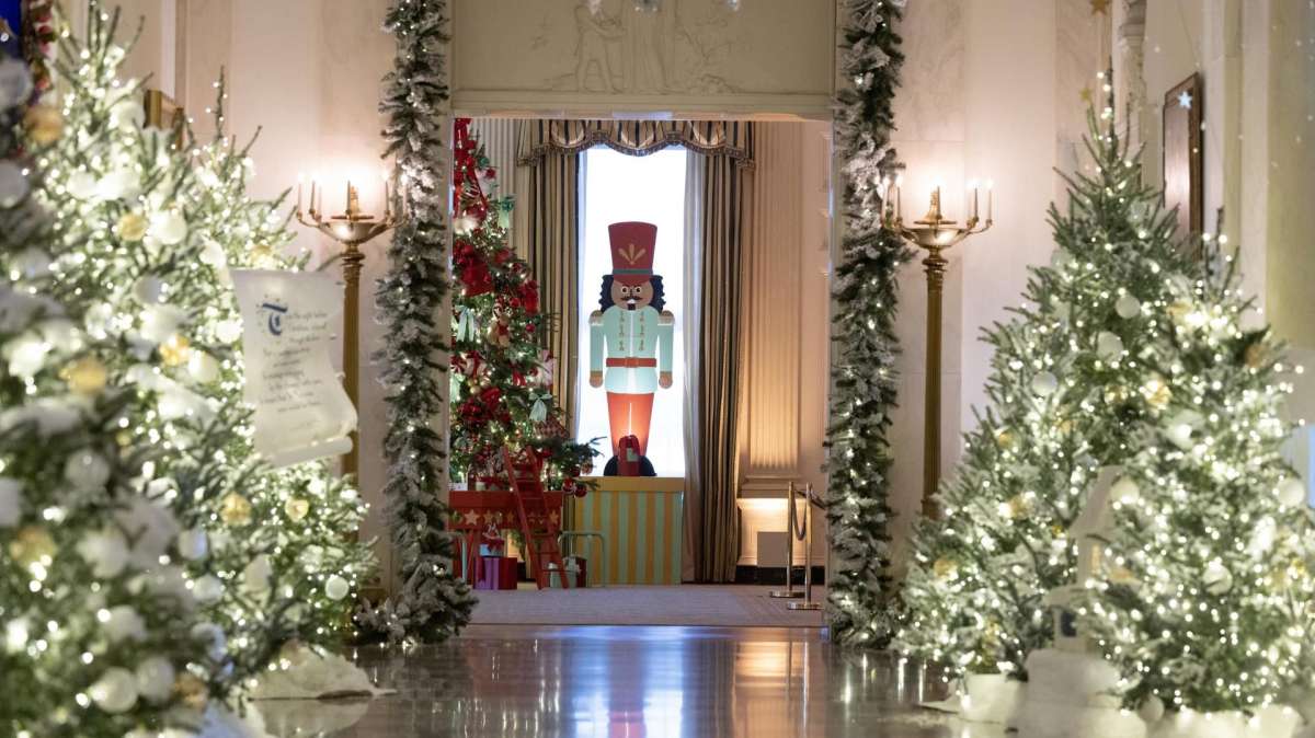 Los árboles de Navidad en uno de los salones de la Casa Blanca.