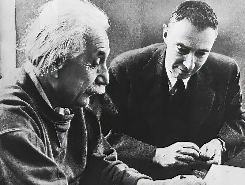 Albert Einstein en una imagen con Oppenheimer.
