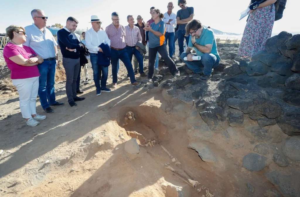 El arqueólogo Marco Moreno (d) muestra el descubrimiento al presidente del Cabildo de Gran Canaria, Antonio Morales (4i), y el alcalde de Gáldar, Teodoro Sosa (3i)