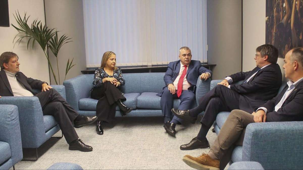 El expresidente de la Generalitat, Carles Puigdemont), y el secretario de organización del PSOE, Santos Cerdán.