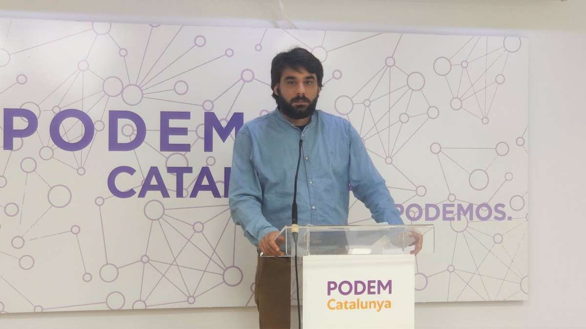 El portavoz de Podem Catalunya, Lucas Ferro, en rueda de prensa.