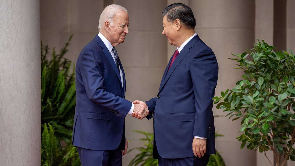 El presidente de Estados Unidos, Joe Biden (izquierda) y su homólogo chino, Xi Jinping (derecha).