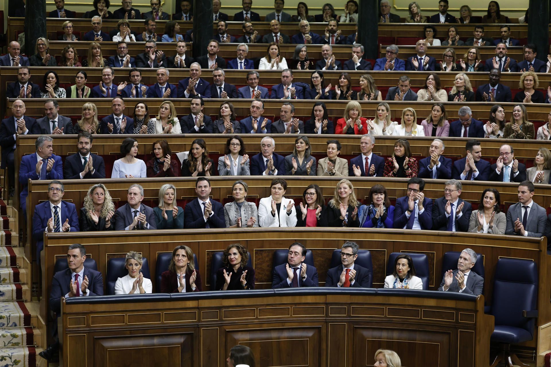 El presidente del Gobierno Pedro Sánchez (i, primera fila) junto a ministros y diputados durante la solemne apertura de la XV Legislatura.