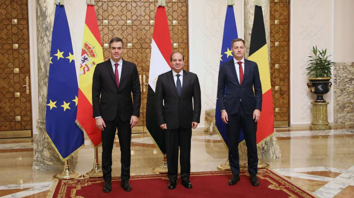 El presidente egipcio, Abdul Fattah al-Sisi (C), junto al presidente español, Pedro Sanchez (I) ,y el primer ministro belga, Alexander De Croo (D)