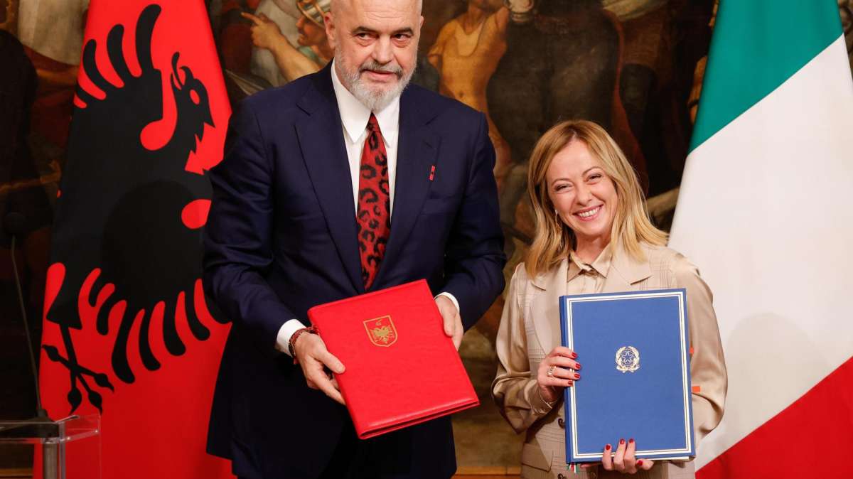 El primer ministro albanés, Edi Rama, y su homologa italiana, Giorgia Meloni, tras la firma del acuerdo.