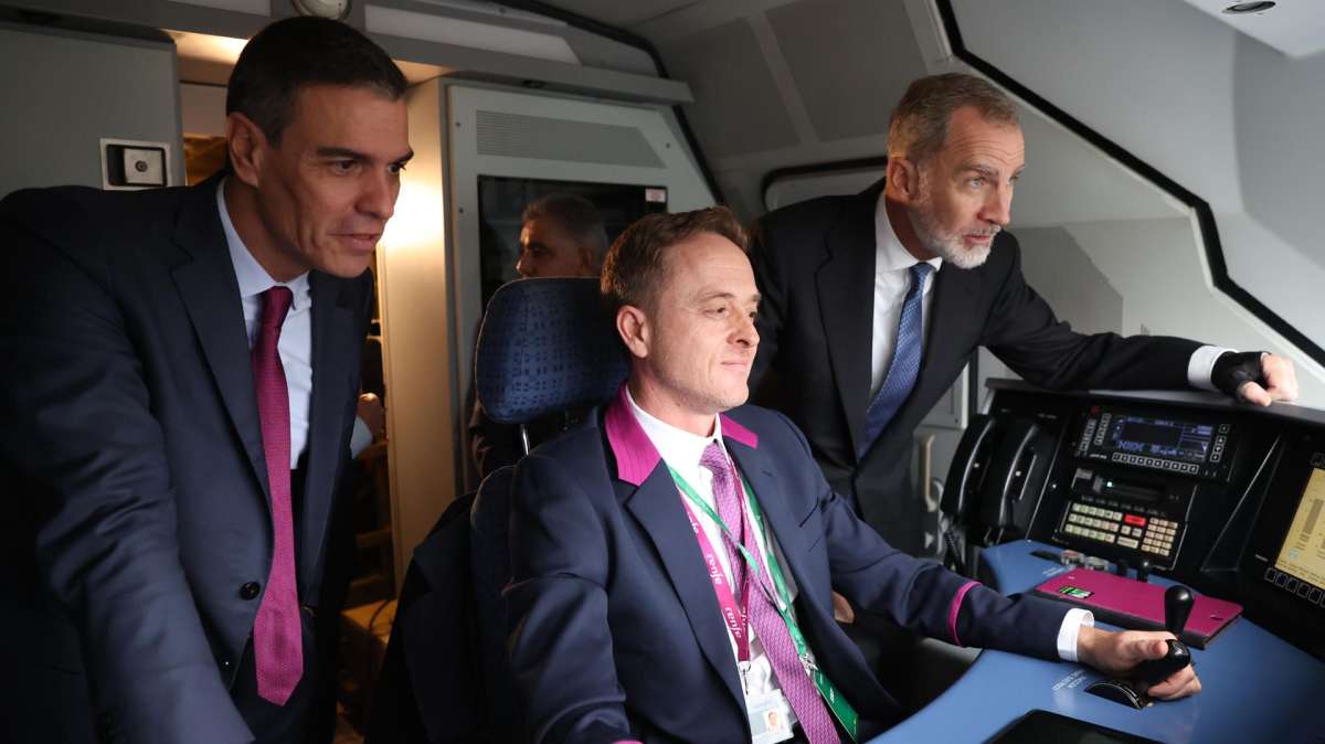 El rey Felipe VI (d), y el presidente del Gobierno, Pedro Sánchez (i), visitan la cabina del tren de alta velocidad entre Madrid y Oviedo.