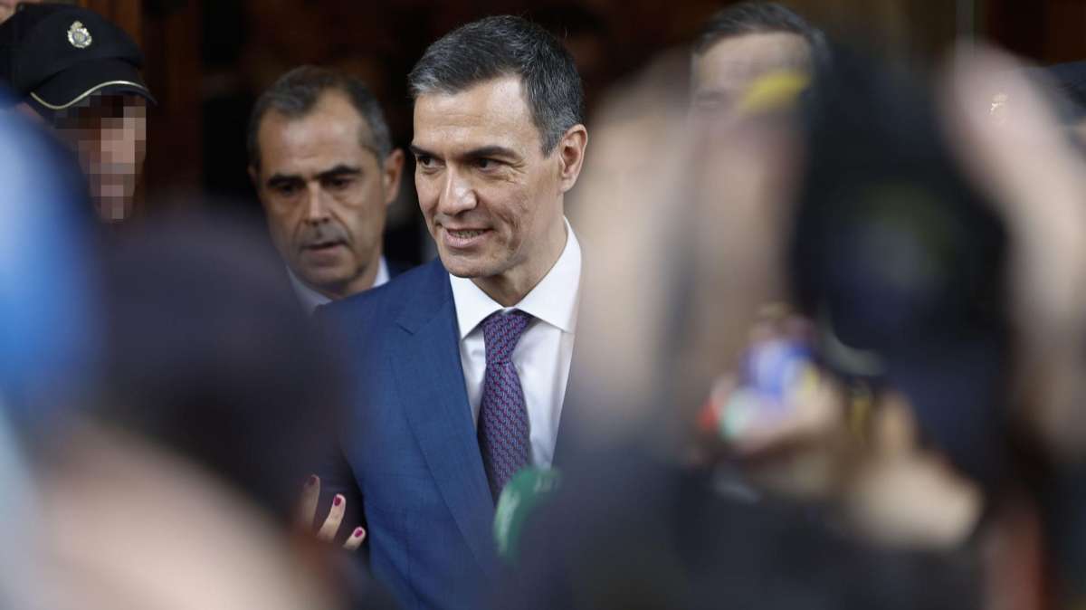 El secretario general del PSOE, Pedro Sánchez (c), abandona el Congreso de los Diputados tras haber prosperado su investidura, este jueves en Madrid.