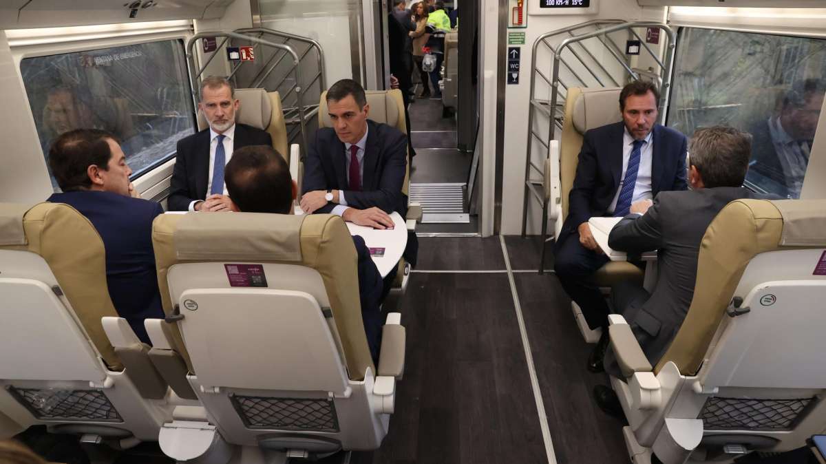 El tren Alvia en el que han viajado el rey y el presidente del Gobierno, Pedro Sánchez, y que ha servido para inaugurar la Variante Ferroviaria de Pajares.