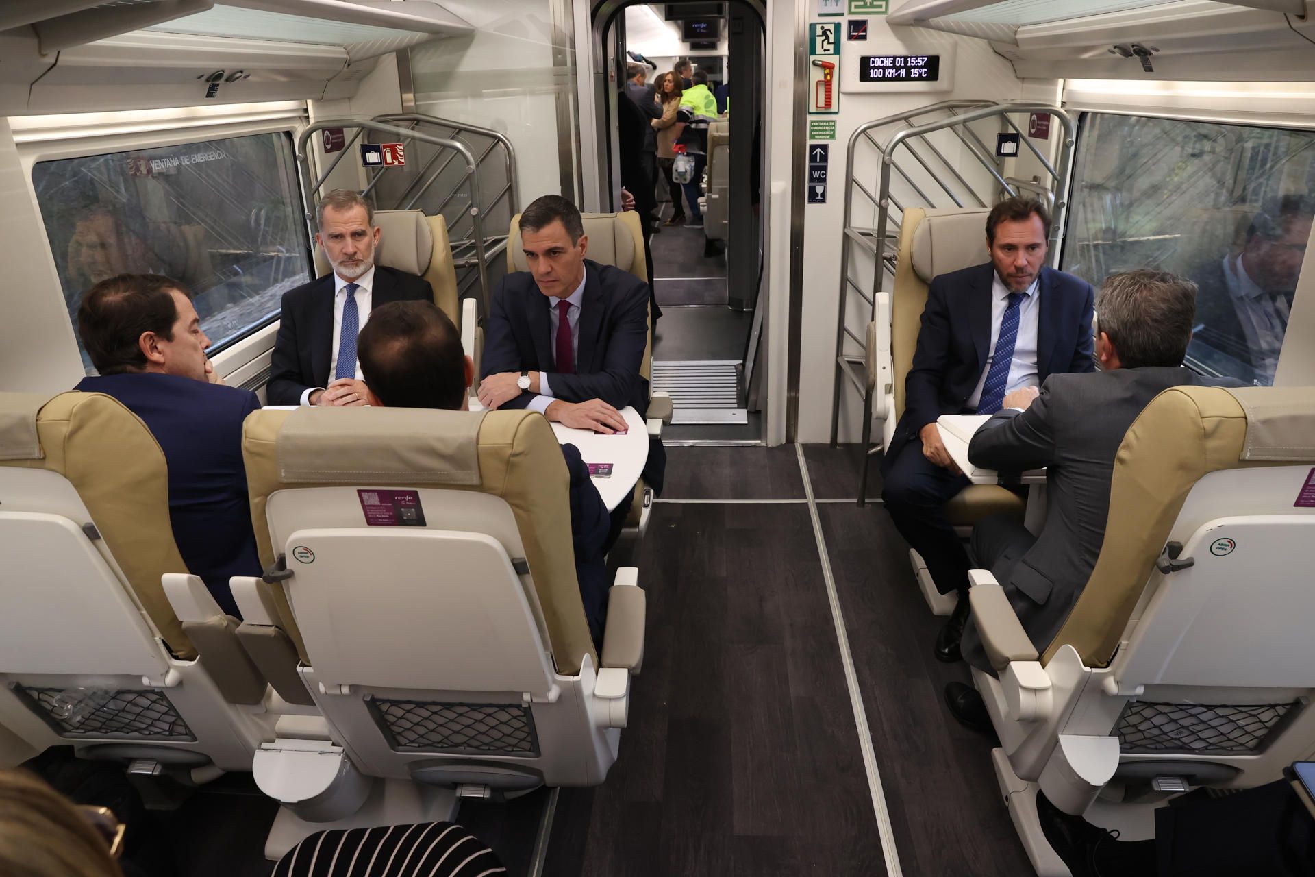 El tren Alvia en el que han viajado el rey y el presidente del Gobierno, Pedro Sánchez, y que ha servido para inaugurar la Variante Ferroviaria de Pajares.
