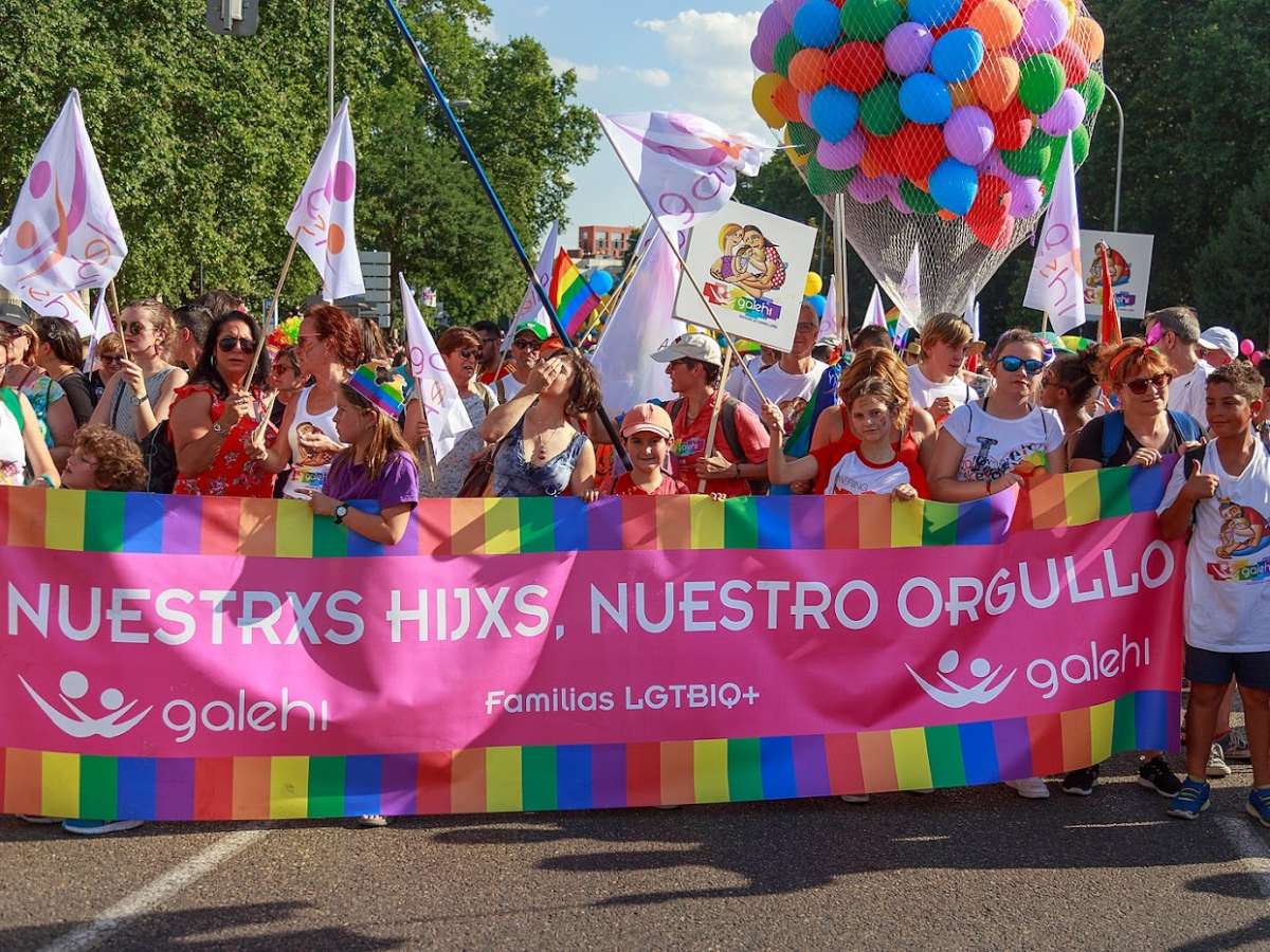 Familias LGTBI en una marcha del Orgullo en Madrid.