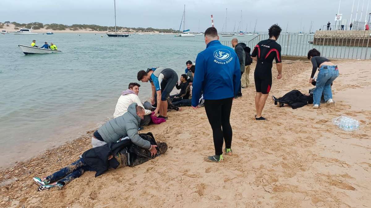 Fotografía de varios de los 35 inmigrantes magrebíes que esta tarde fueron obligados a arrojarse al mar por los tripulantes de una narcolancha que huyó mar adentro.