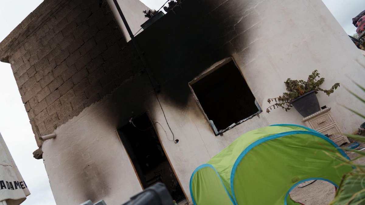 Una mujer en coma tras incendiar su pareja su vivienda con su hijo de 4 años dentro en Tenerife