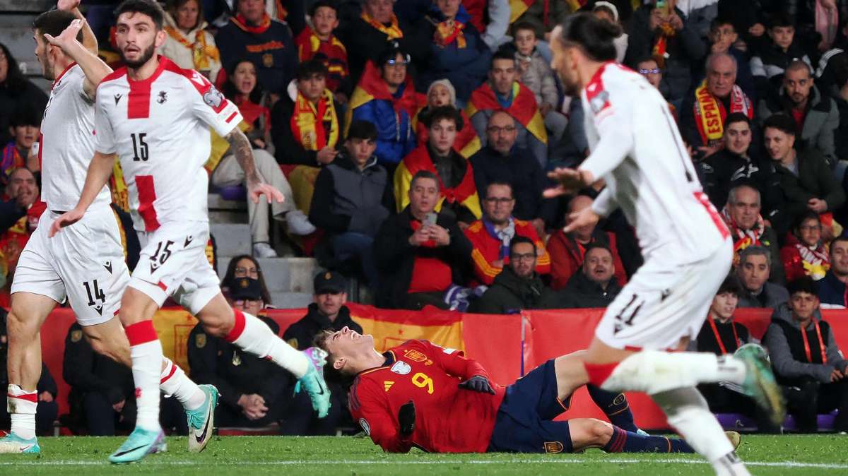 El centrocampista de la selección española Gavi (c) cae lesionado ante Georgia