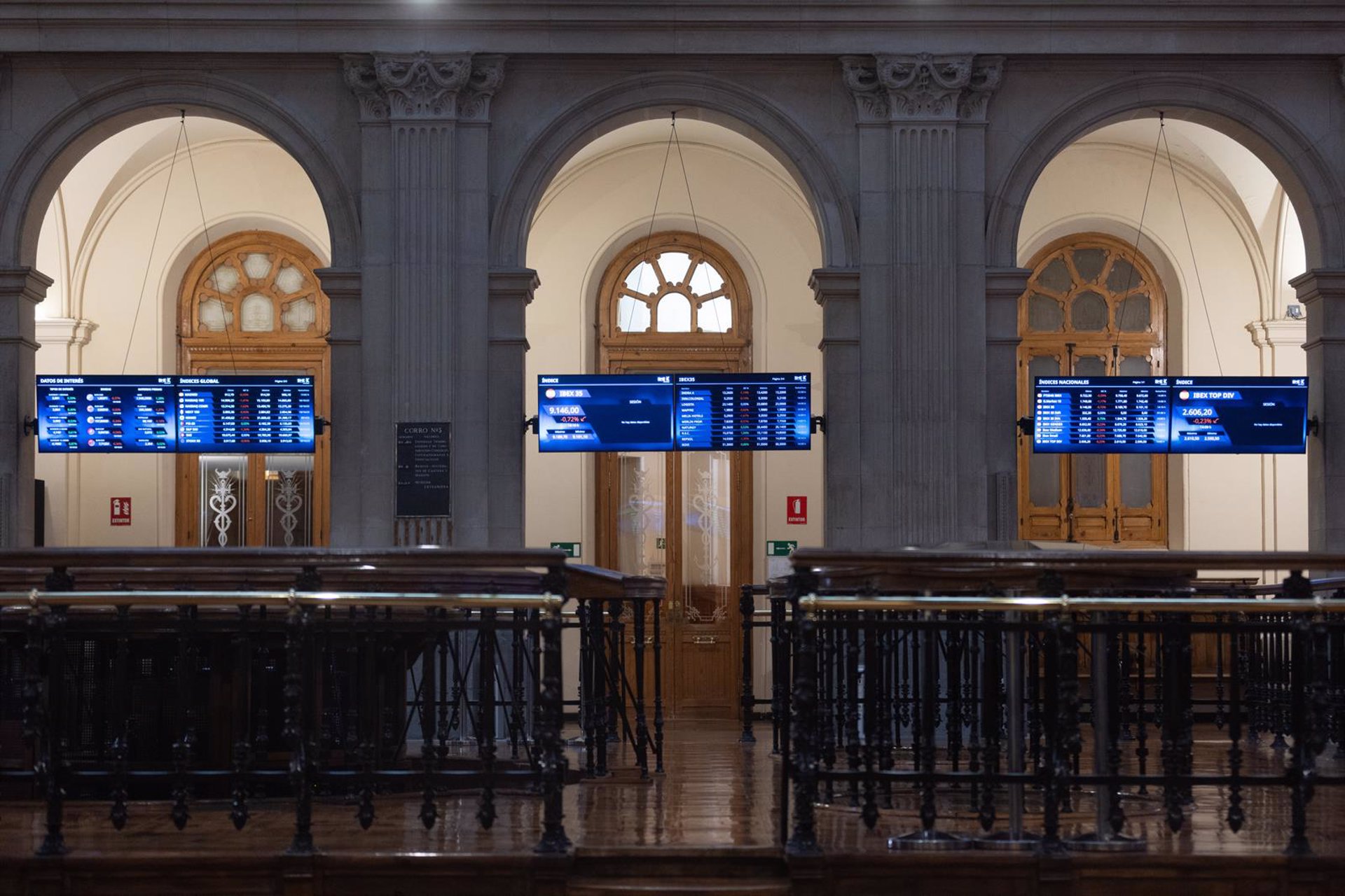 Varios paneles del Ibex 35, en el Palacio de la Bolsa, en Madrid.