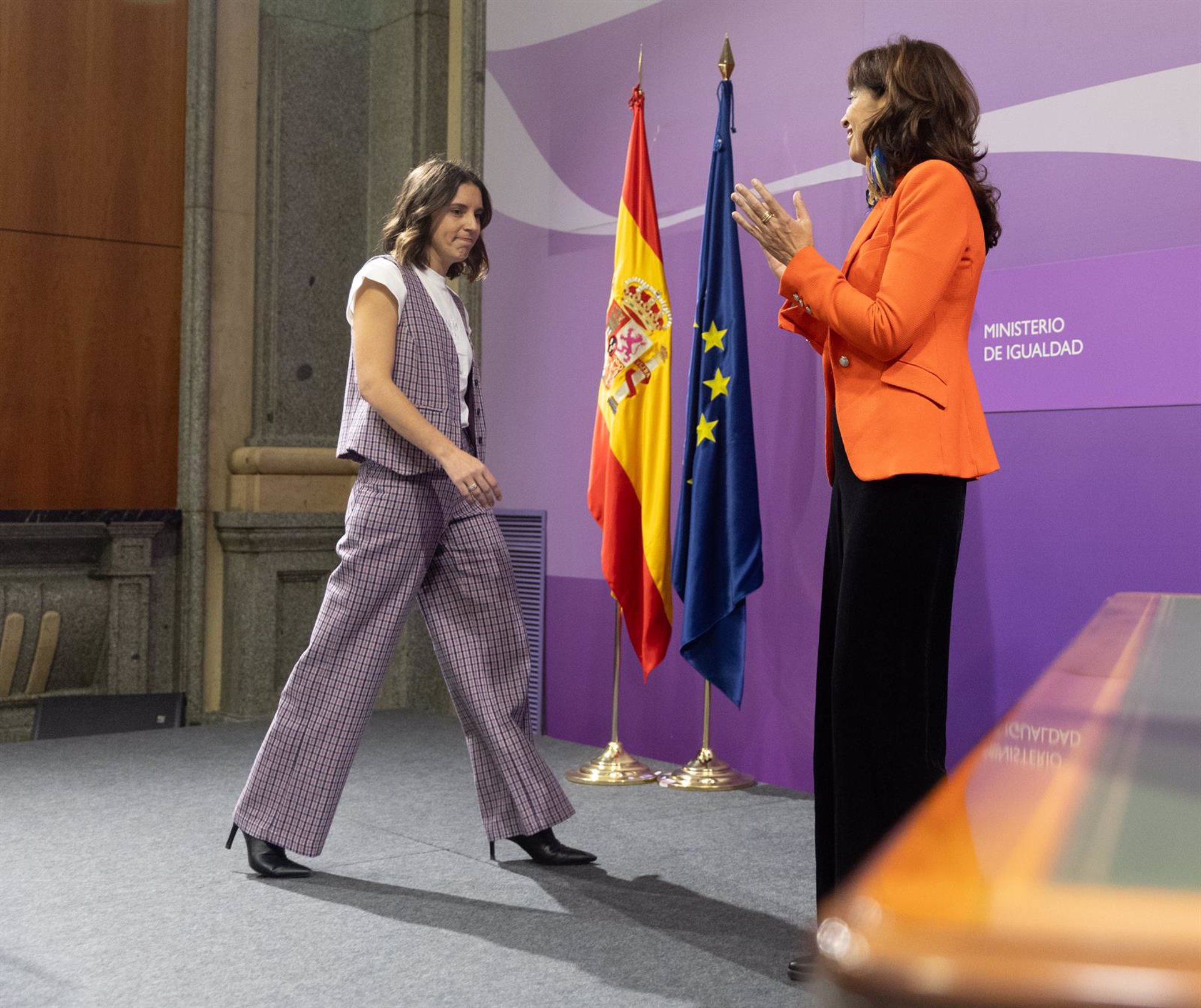 La hasta ahora ministra de Igualdad, Irene Montero (i) es aplaudida por la hasta ahora concejala de Cultura y Turismo en el ayuntamiento de Valladolid, Ana Redondo.