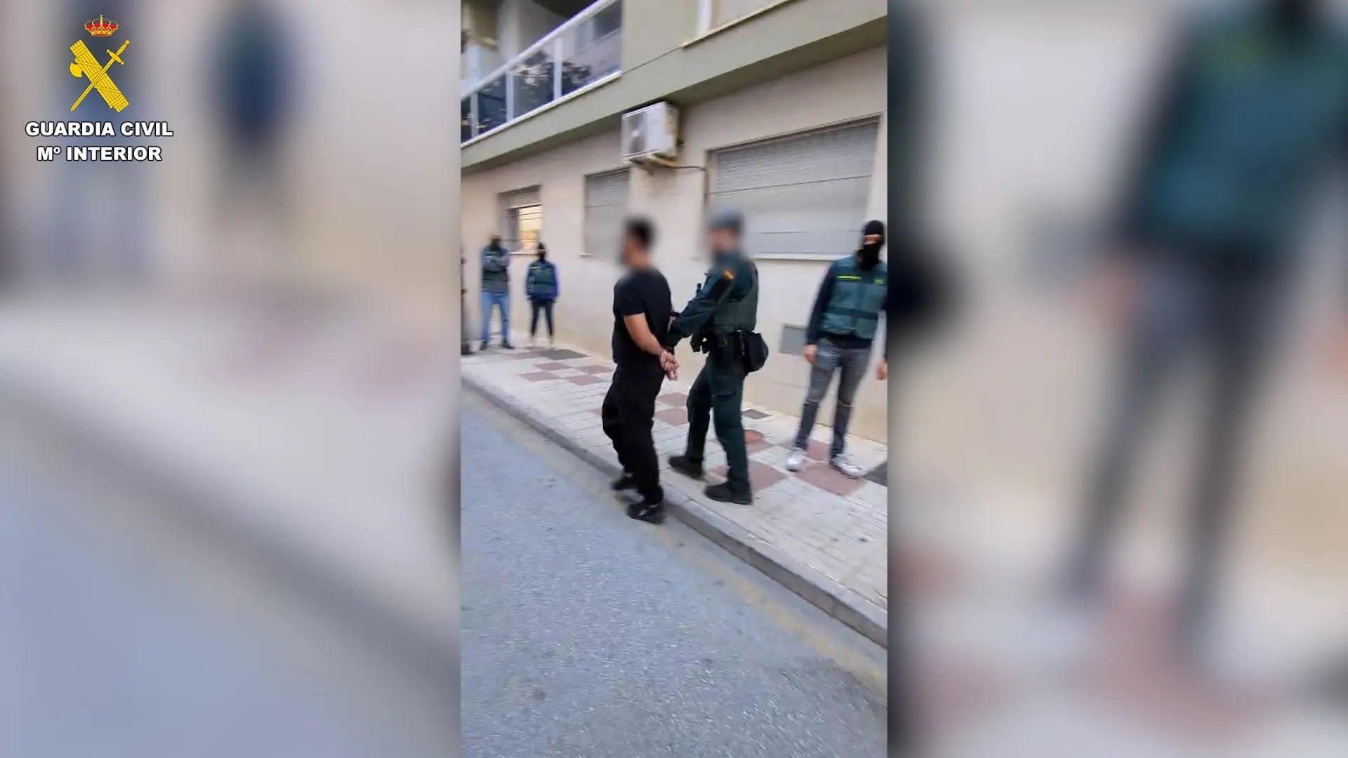 La Guardia Civil de Málaga deteniendo a uno de los acusados