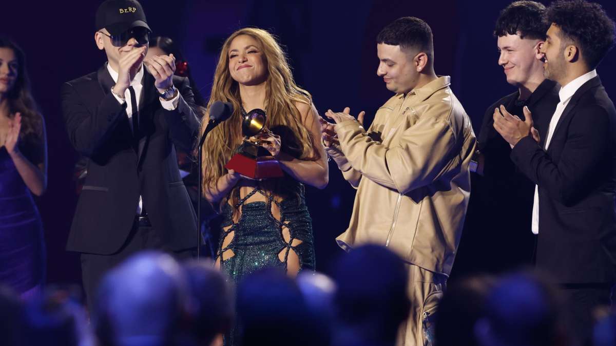 La cantante colombiana Shakira, acompañada por el compositor y DJ argentino Bizarrap (i), recibe el Grammy a la mejor canción.
