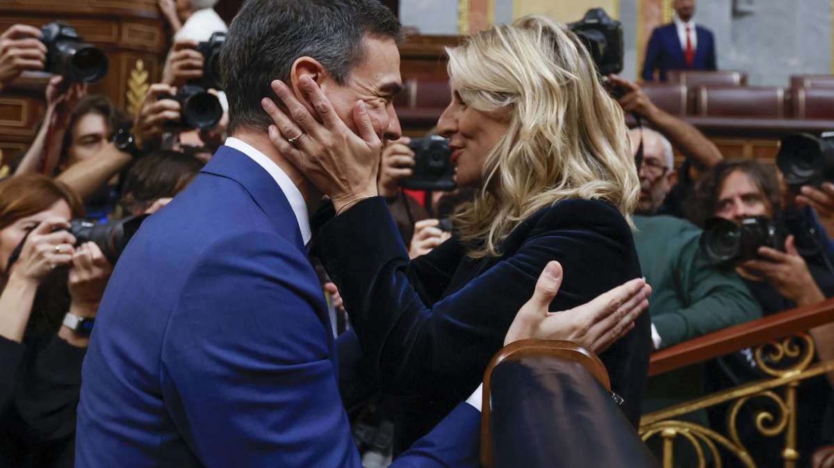 Pedro Sánchez y Yolanda Díaz se abrazan tras la investidura del primero.
