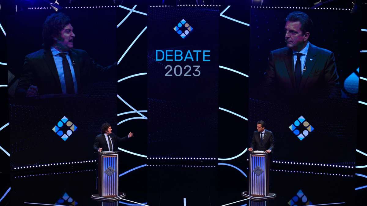 Los candidatos a la Presidencia argentina, el oficialista Sergio Massa (der.) y el libertario Javier Milei,
