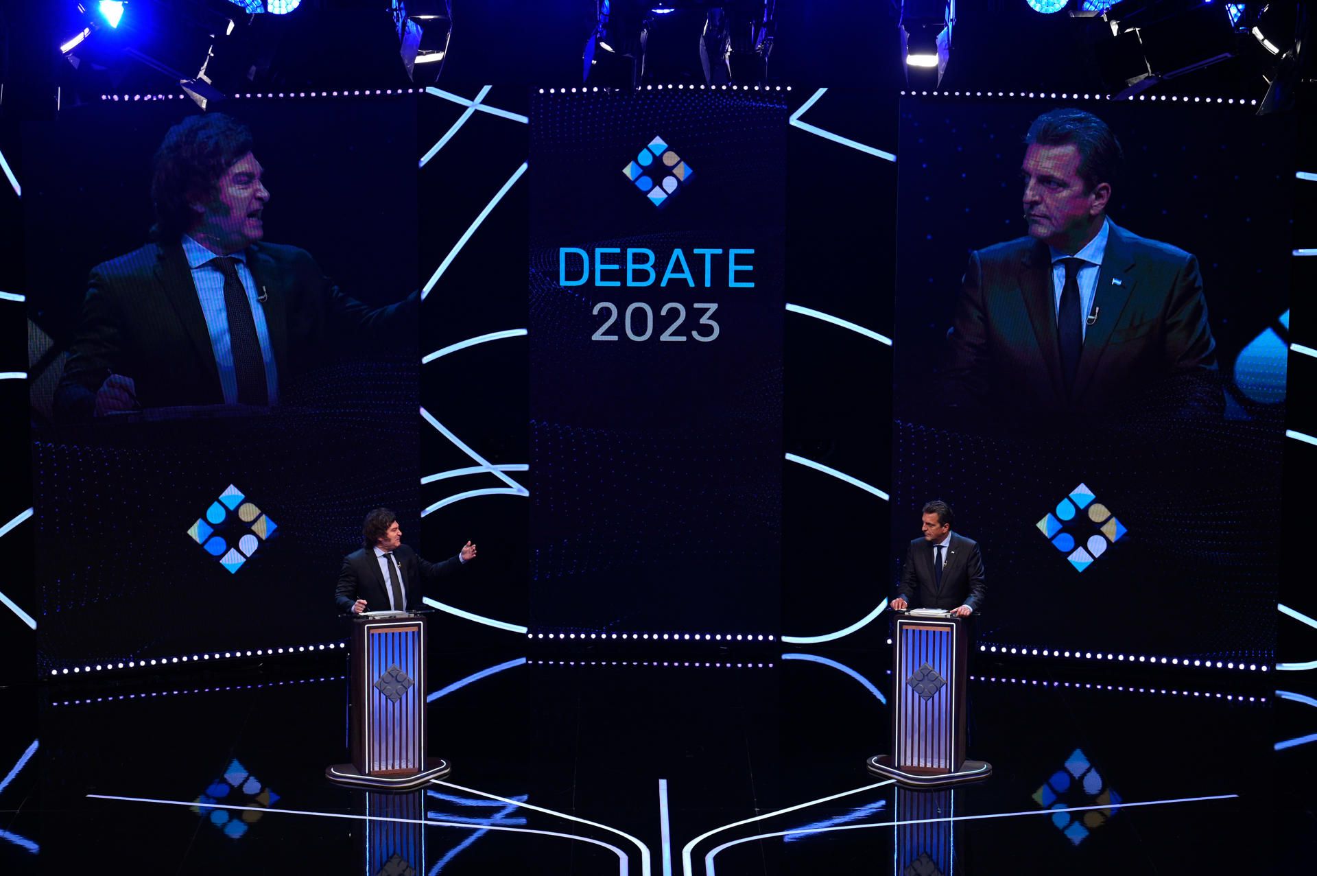 Los candidatos a la Presidencia argentina, el oficialista Sergio Massa (der.) y el libertario Javier Milei,