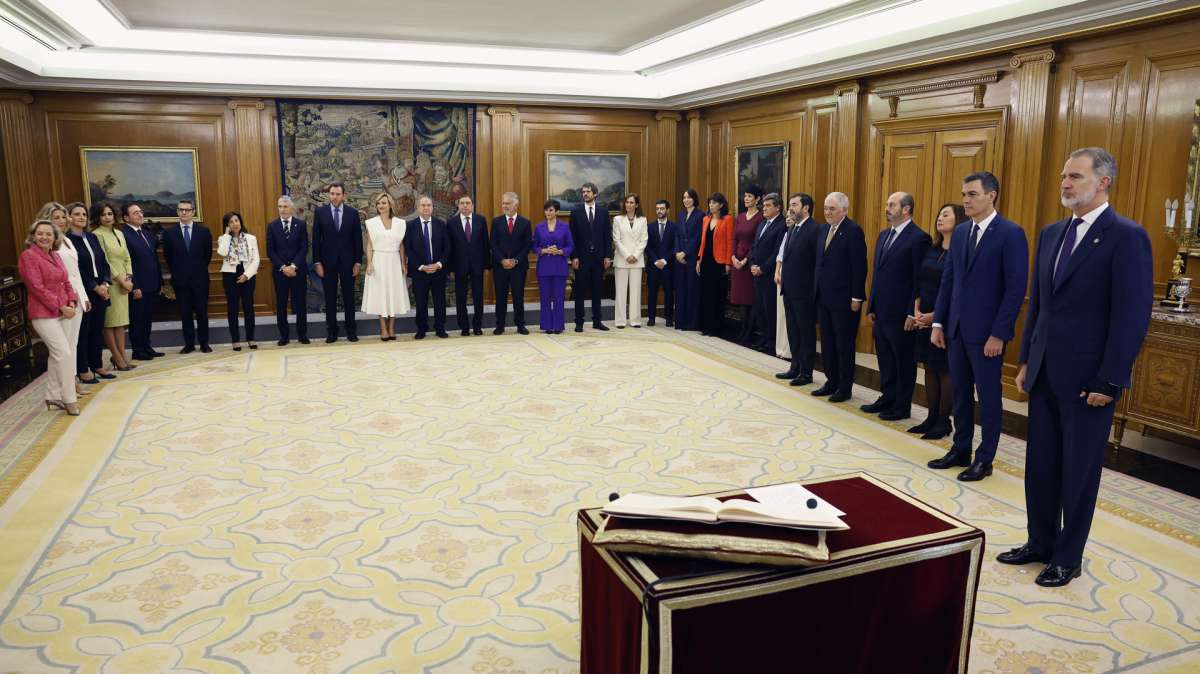 Los 22 ministros del nuevo Gobierno de Pedro Sánchez prometen sus cargos ante el rey Felipe VI (d) durante una ceremonia celebrada este martes en el Palacio de la Zarzuela.