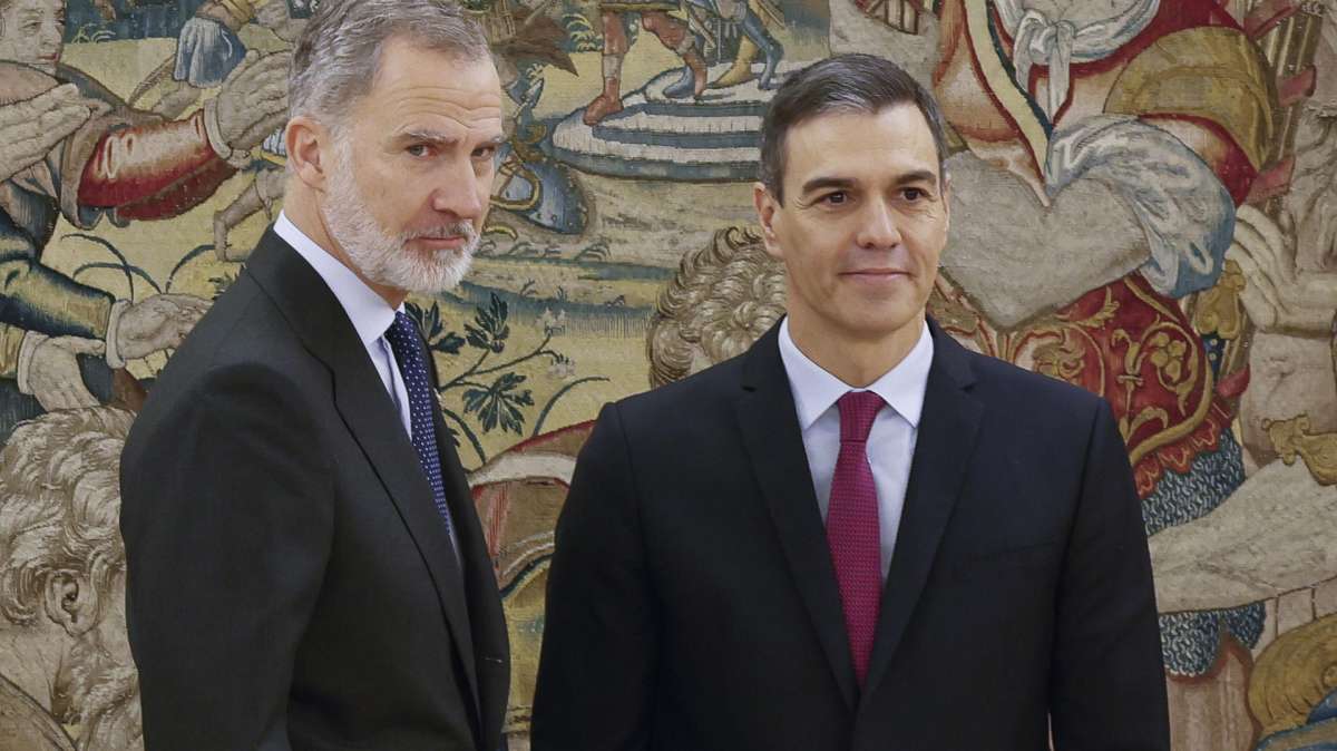 Pedro Sánchez promete como presidente el día que se conoce que un grupo de militares pide su destitución.
