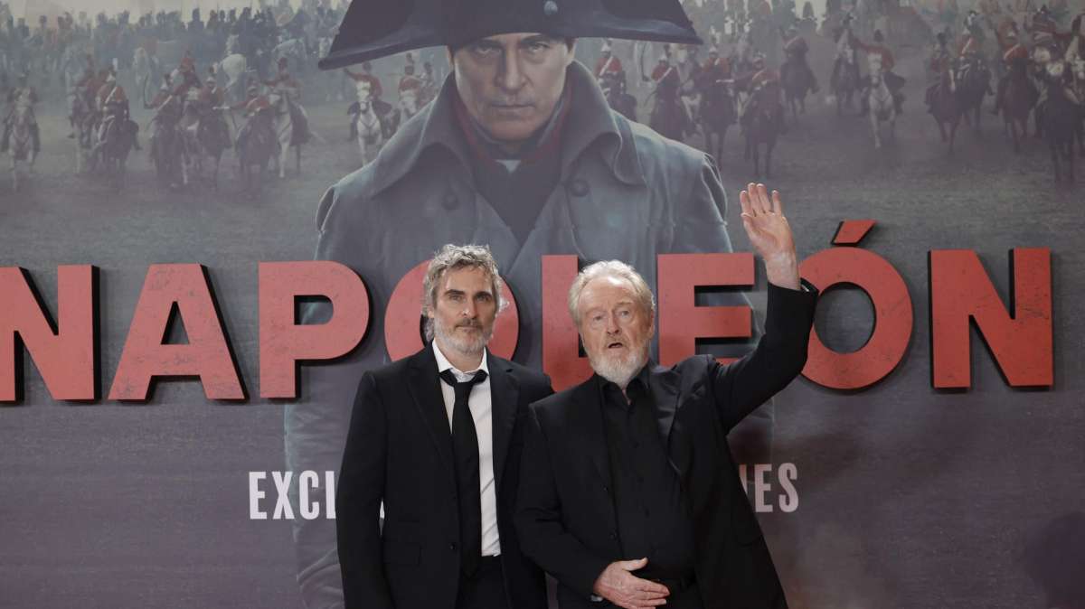 Ridley Scott y el actor estadounidense Joaquin Phoenix (i) a su llegada a la presentación de la película 'Napoleón' celebrada este lunes en el Museo del Prado, en Madrid.