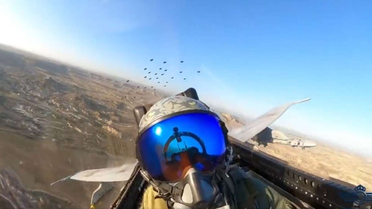 Un piloto del Ejército del Aire se adiestra en Bardenas durante un ejercicio.
