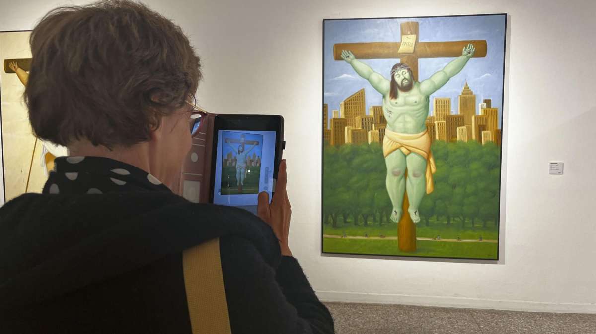 Varias personas asisten a la inauguración de la primera exposición póstuma de Botero.