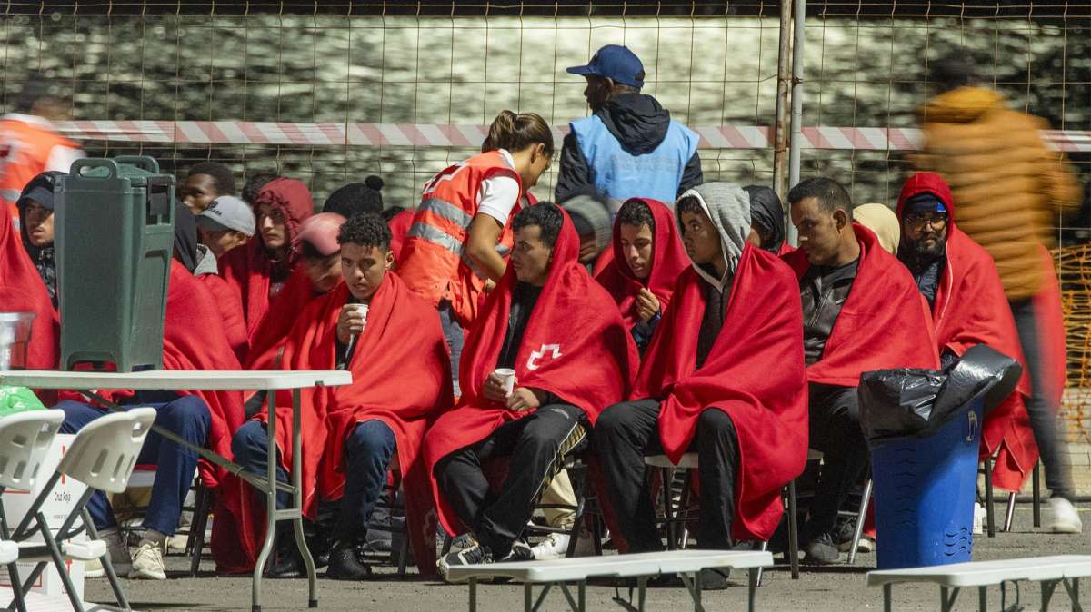 Varios de migrantes rescatados a su llegada al puerto de Arrecife en Lanzarote, la semana pasada.