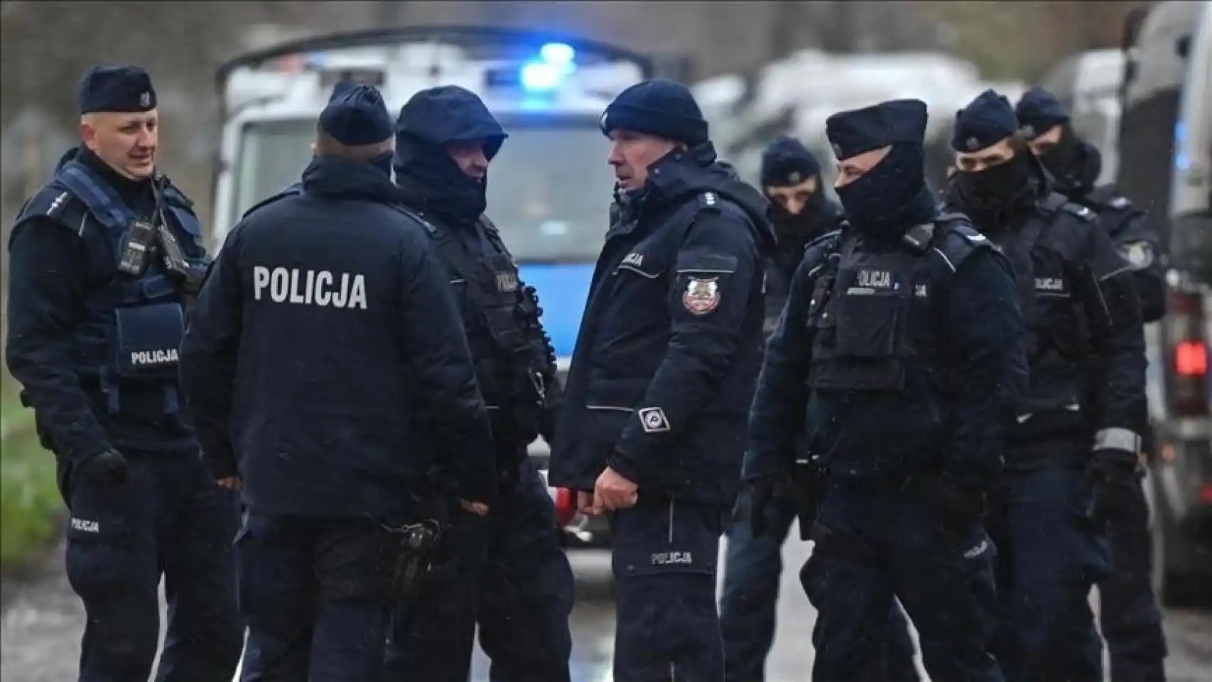 Varios policías custodian la escuela de la ciudad polaca de Kadzidło donde ha tenido lugar el ataque.