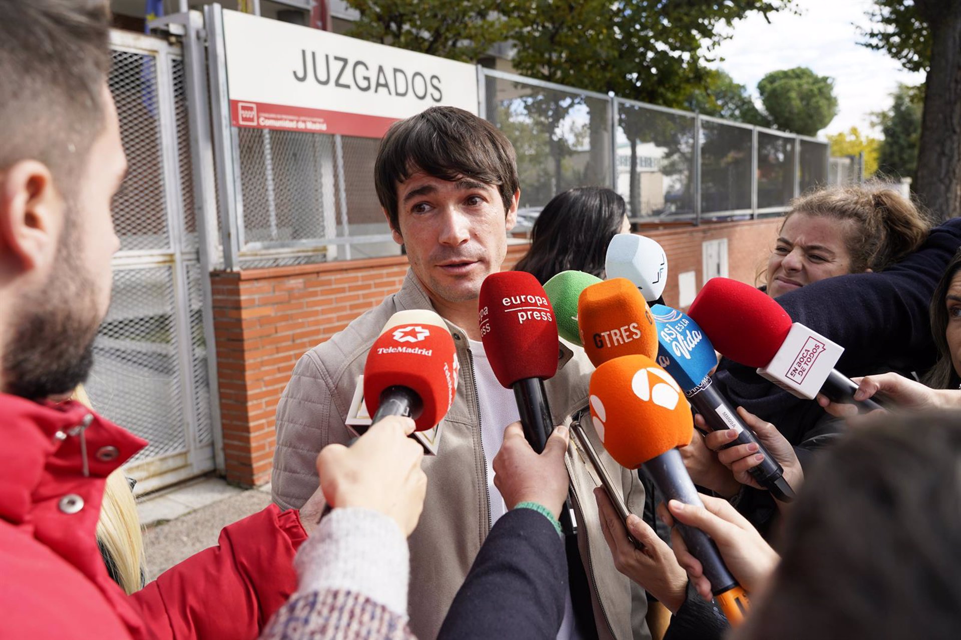 Juan José Ballesta atiende a los medios a la salida del juzgado tras declarar, a 07 de noviembre de 2023, en Parla (Madrid, España). El actor está siendo investigado por la presunta comisión de un delito de agresión sexual