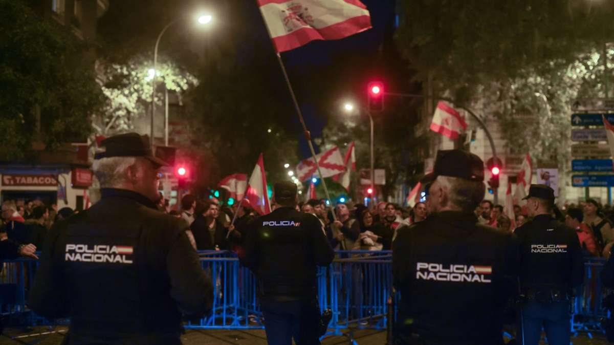Un detenido por desobediencia en la decimoctava noche de protestas en Ferraz, que ha reunido a mil personas