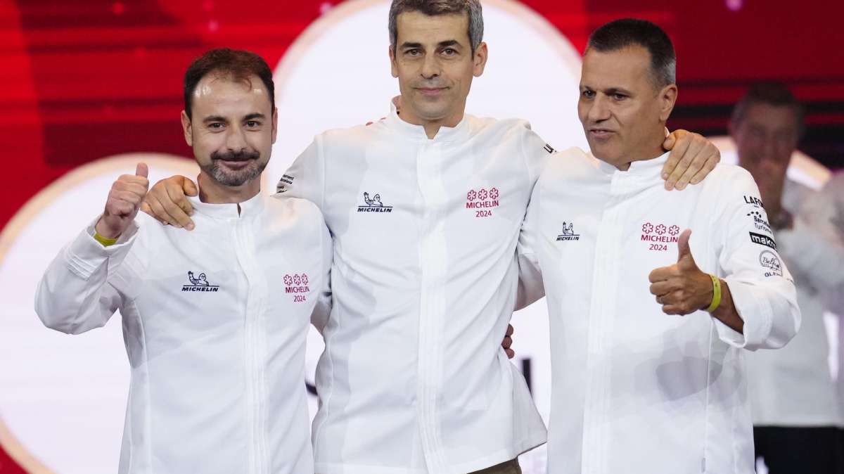 Los cocineros Eduard Xatruch, Mateu Casañas y Oriol Castro, del restaurante Disfrutar, tras recibir 3 estrellas Michelín, durante la gala de las estrellas Michelin 2024 celebrada este martes en Barcelona.