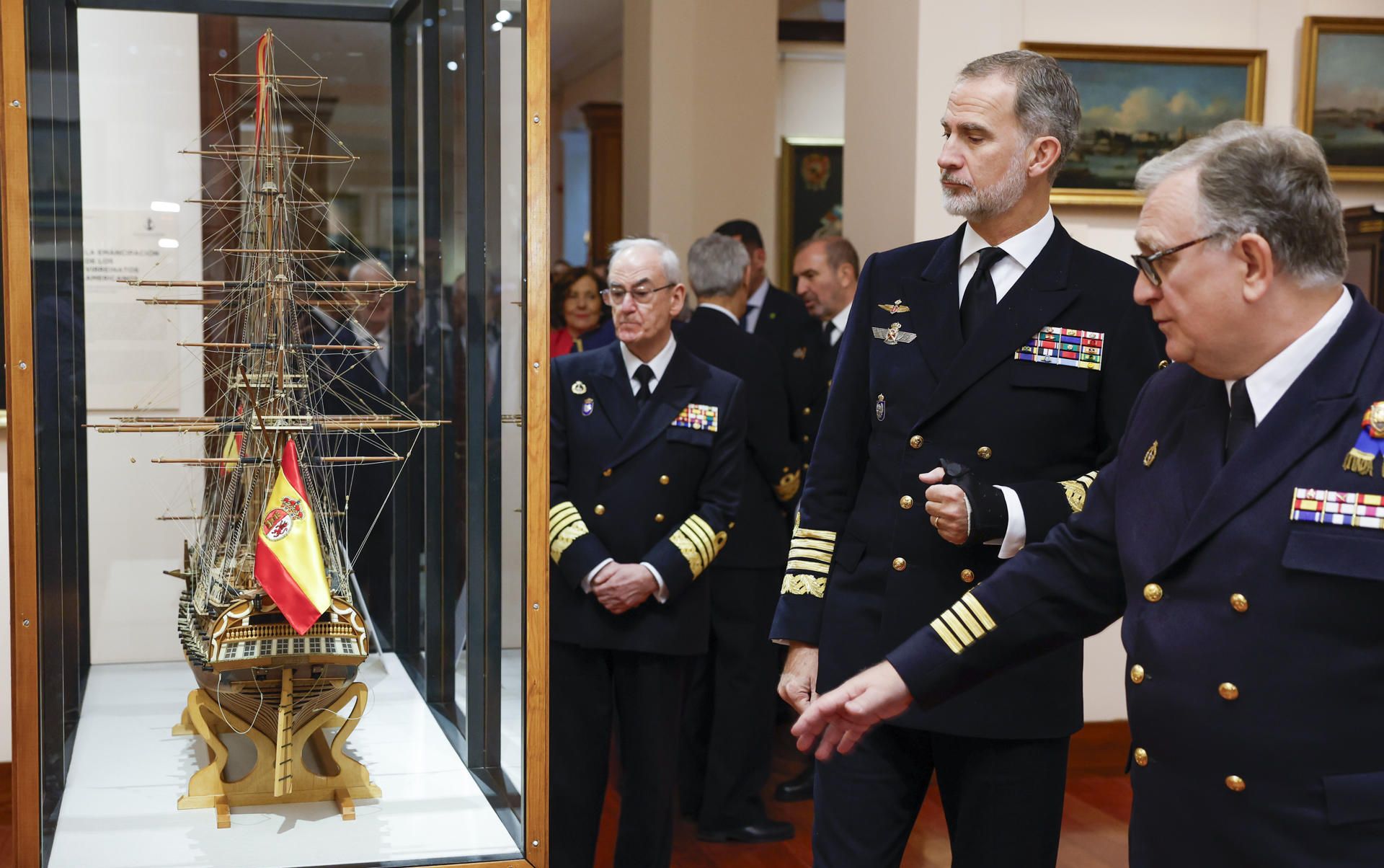 El rey Felipe VI (2i) observa una de las maquetas expuestas, acompañado por el jefe del Estado Mayor de la Defensa, el almirante general Teodoro López Calderon (c, al fondo), mientras asiste a la inauguración de la exposición "Jorge Juan, el legado de un marino científico" este viernes en el Museo Naval de Madrid.