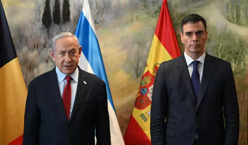 Sánchez y Netanyahu posan ante las cámaras en su encuentro en Israel.
