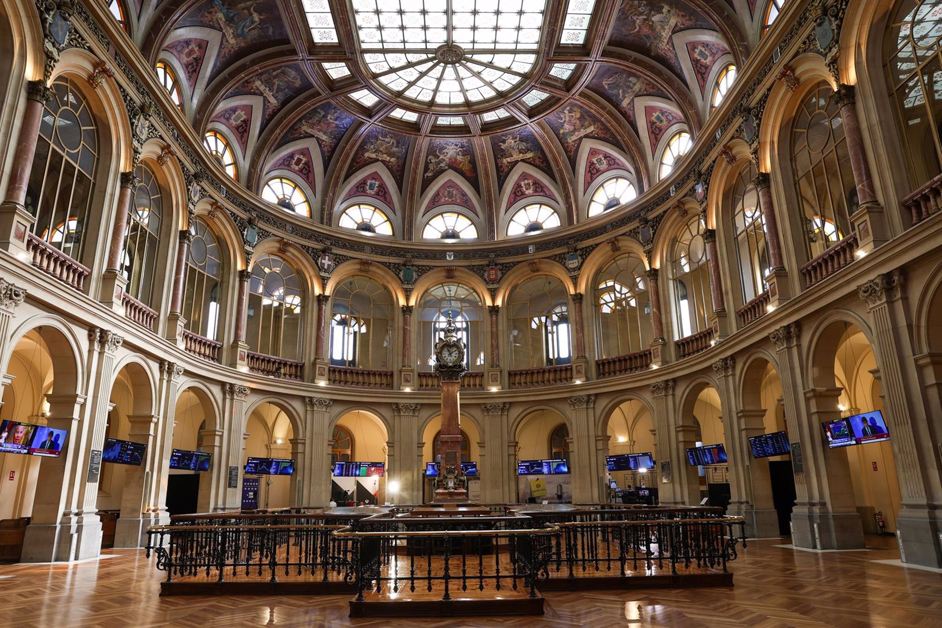 Paneles del Ibex 35 en el Palacio de la Bolsa de Madrid