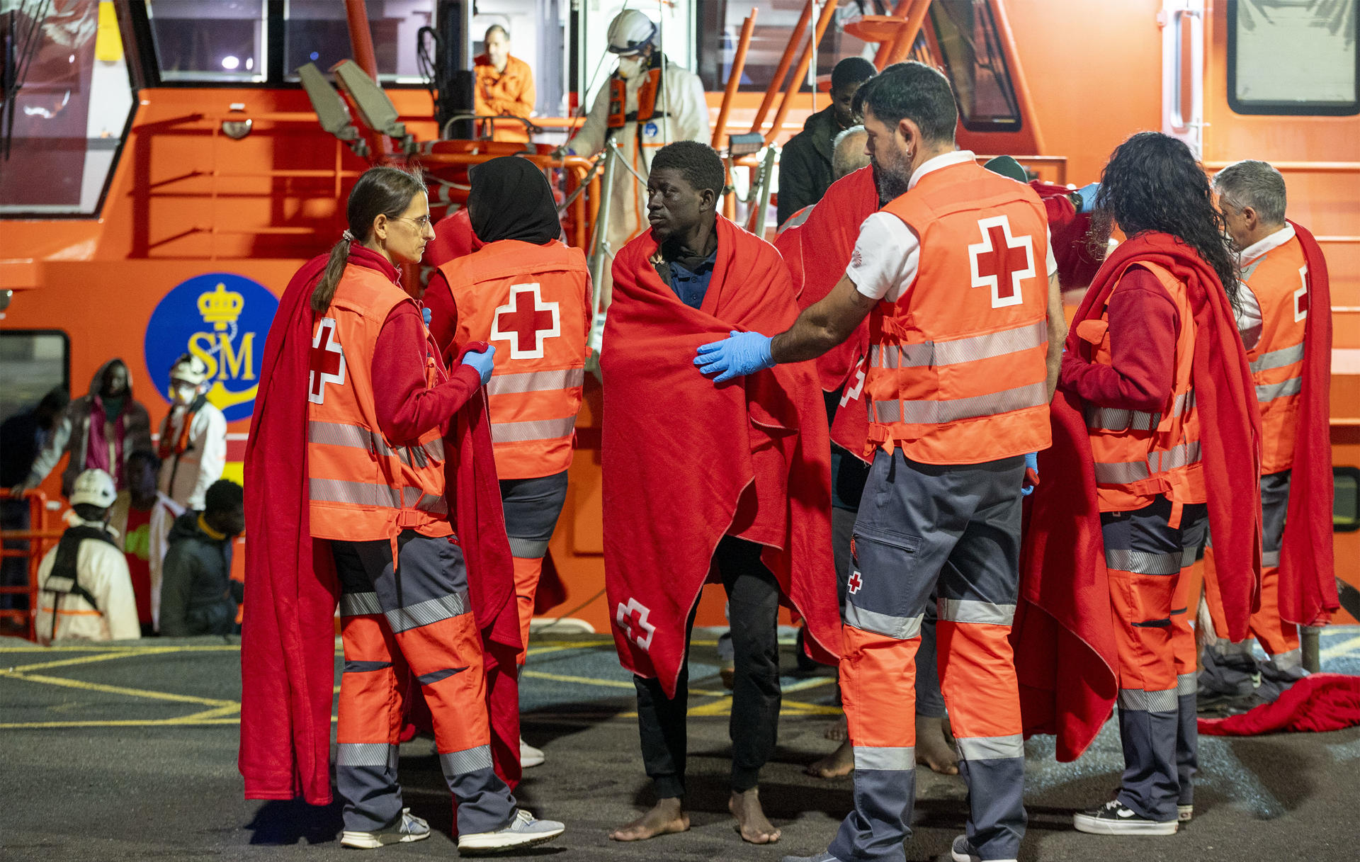 Marruecos rescata a 44 supervivientes y un cadáver en una neumática hundida en el Atlántico tras horas pidiendo auxilio