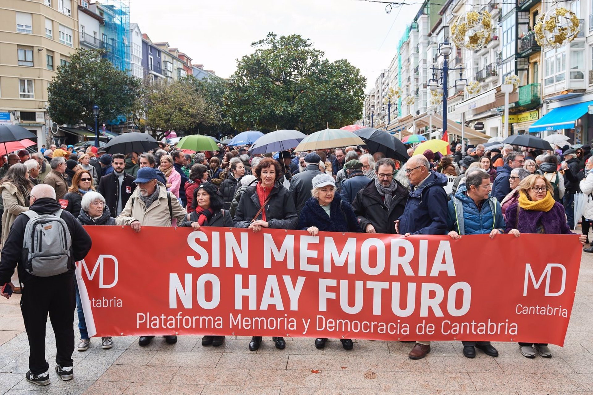 Cientos de personas protestan en Santander contra la derogación de la Ley de Memoria de Cantabria