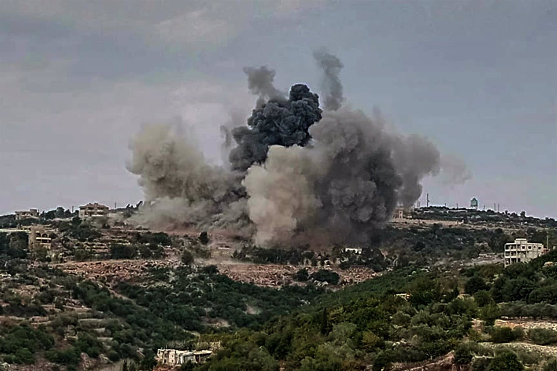 En directo | Israel bombardea &quot;múltiples infraestructuras terroristas&quot; de Hezbolá en el sur de Líbano