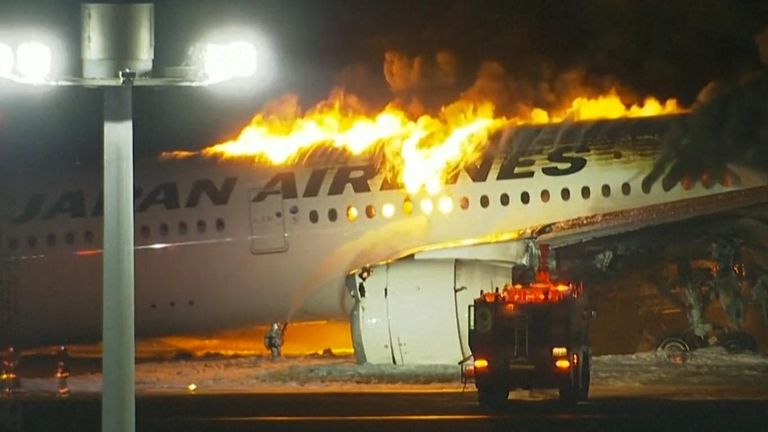 Evacuados casi 400 pasajeros de un avión en Japón tras arder en la pista de aterrizaje
