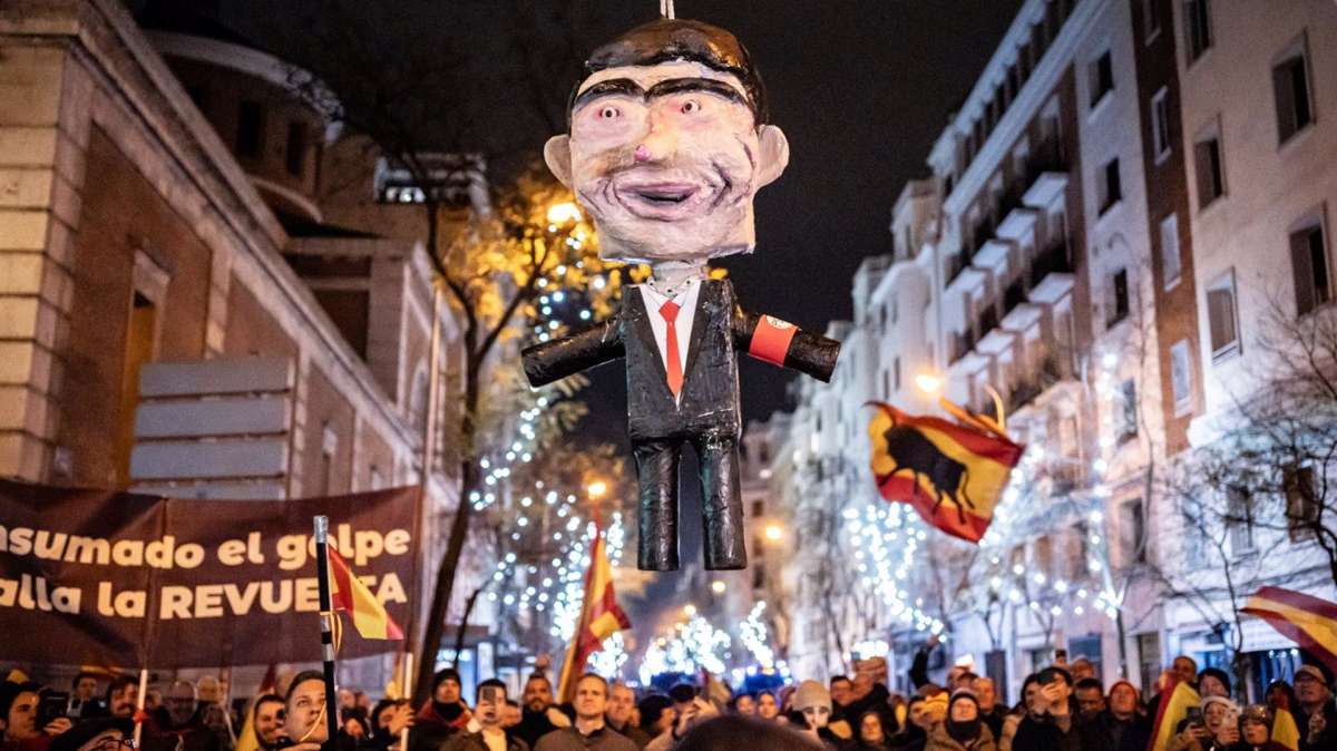 El PSOE denuncia en la Fiscalía el apaleamiento al muñeco de Sánchez por injurias, amenazas y delitos de odio